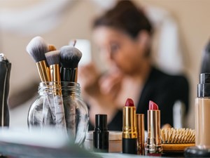 Mitos y verdades sobre si el maquillaje envejece la piel si lo usas todos los días